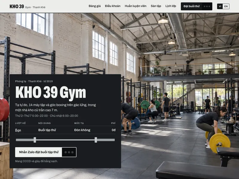 Phòng gym — Bảng tỷ số và tờ ghi điểm trên gạch vôi