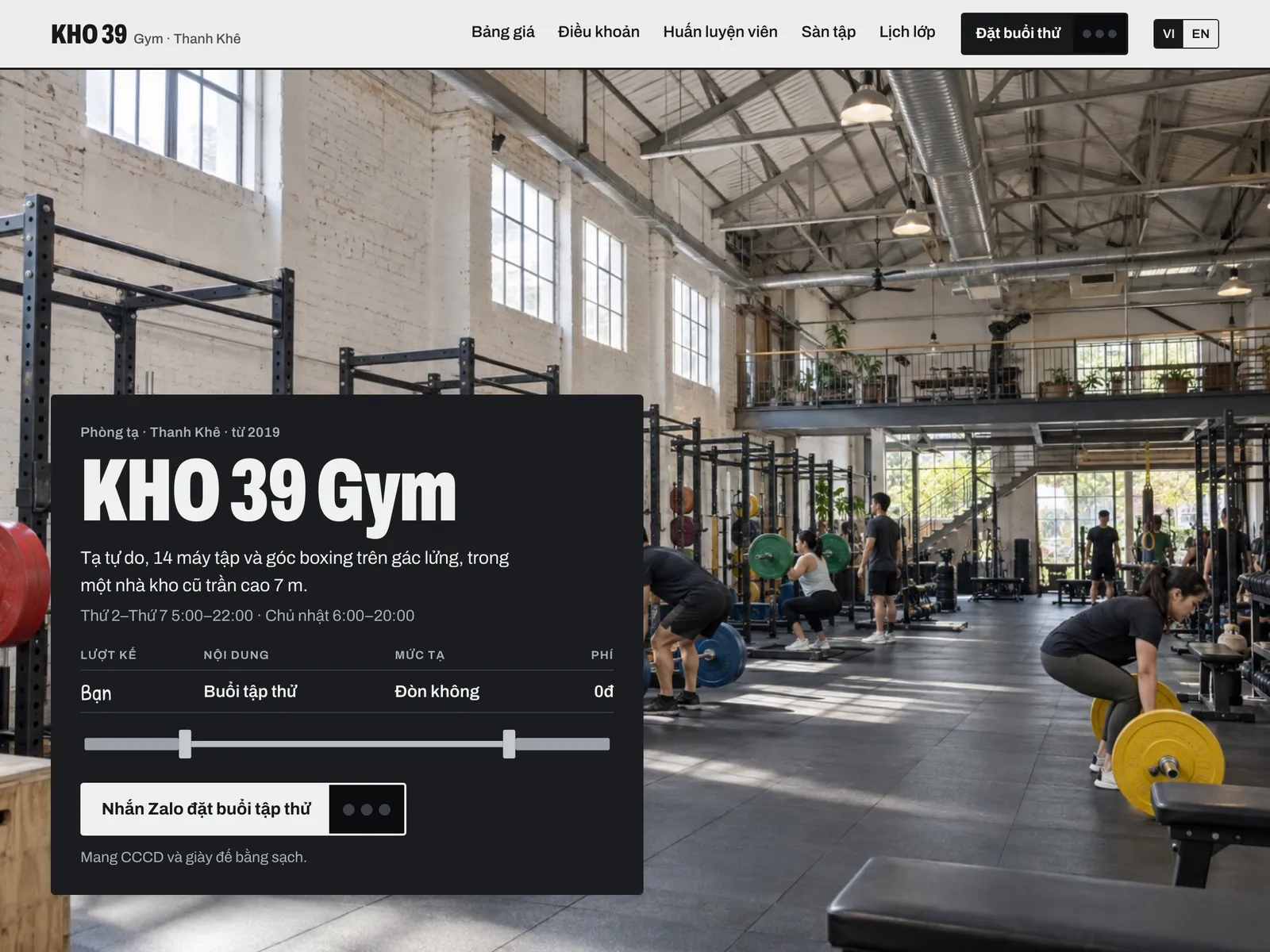 Phòng gym — Bảng tỷ số và tờ ghi điểm trên gạch vôi