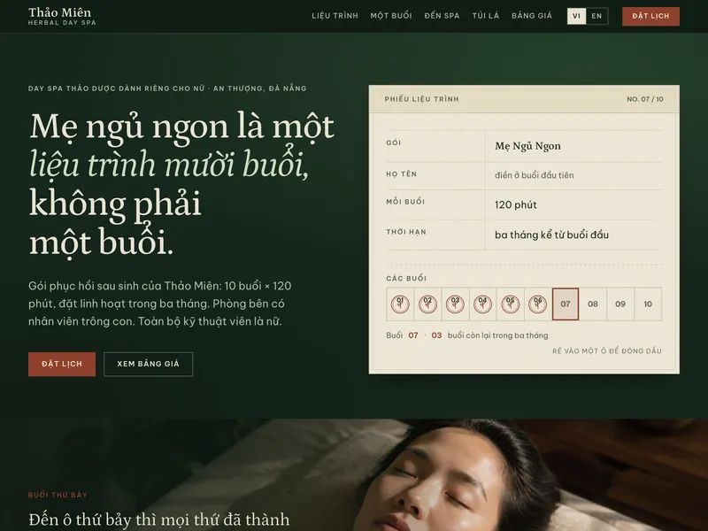 Spa dưỡng sinh thảo dược — Nền lá đậm, phiếu ngà kẻ dòng kiểu thang thuốc
